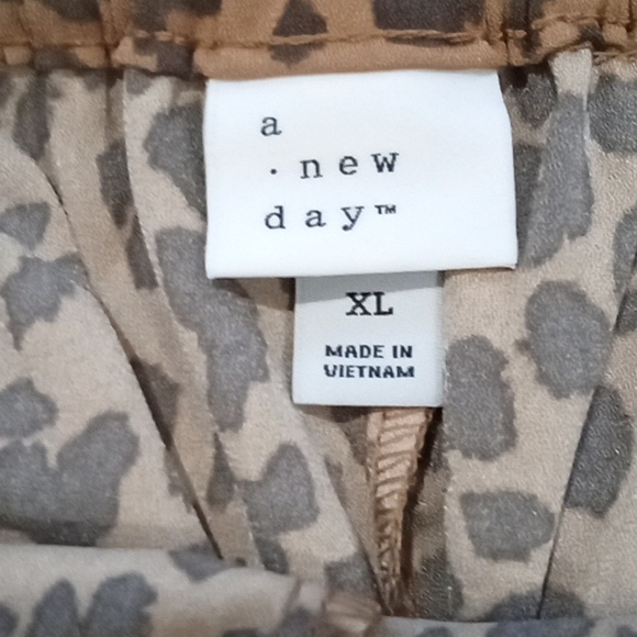 😍😍♥️♥️Leopard print shorts with belt♥️♥️♥️ - Picture 3 of 8